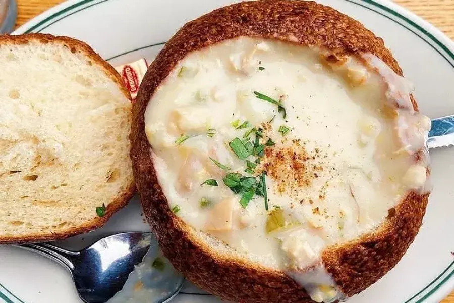 Muschelsuppe serviert in einer Sauerteigbrotschüssel