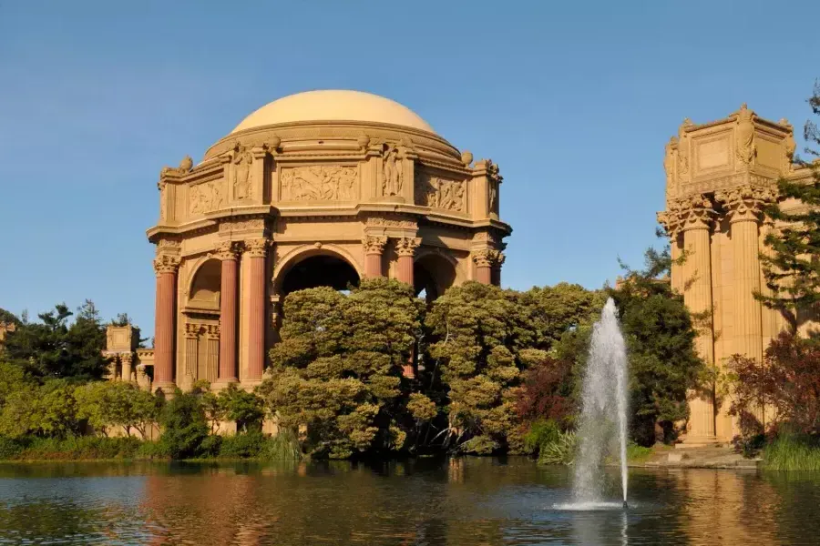 Exterior of the Palace of Fine Arts, with its lake and water fountain.